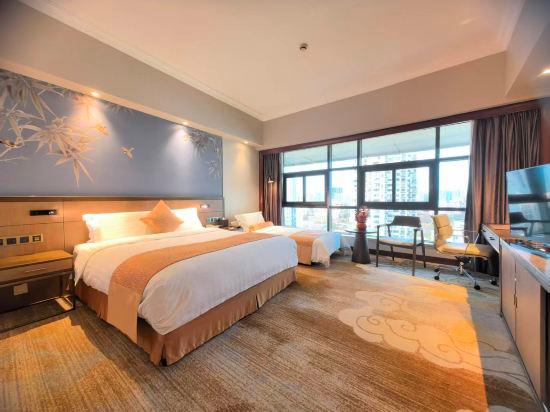 غرفة عائلية بسرير كوين وسرير فردي، Jin Jiang Pine City Hotel 2/2