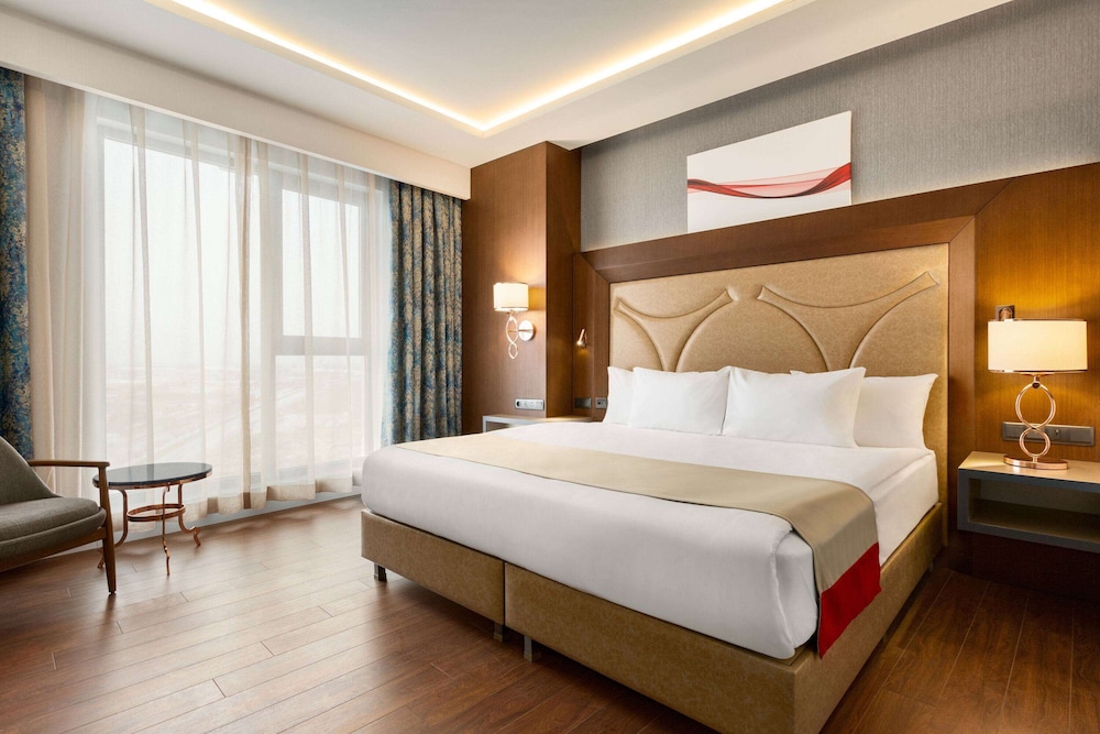 DELUXE, KING BED, SMOKING