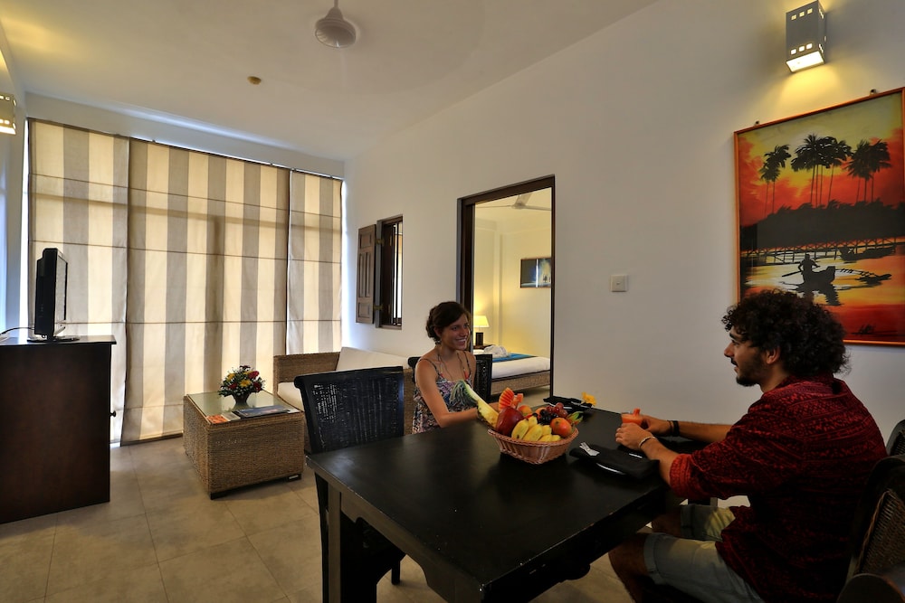 ST. LACHLAN HOTEL AND SUITES 36/64