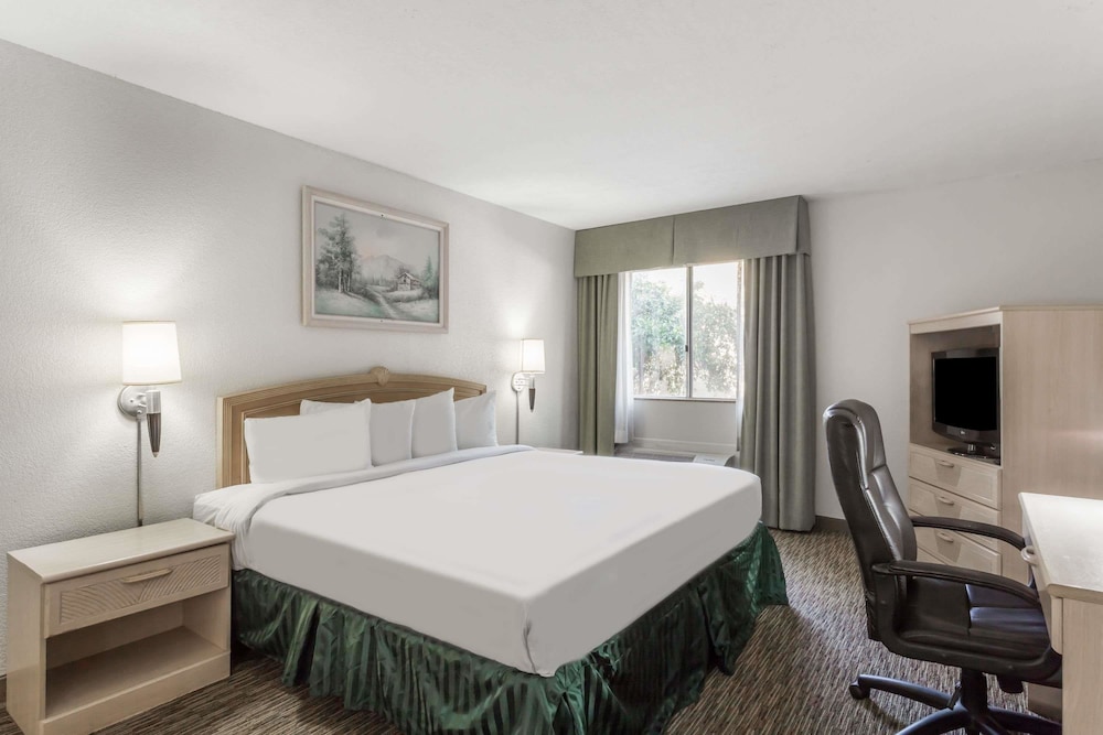 Days Hotel By Wyndham Peoria Glendale Area 8/24
