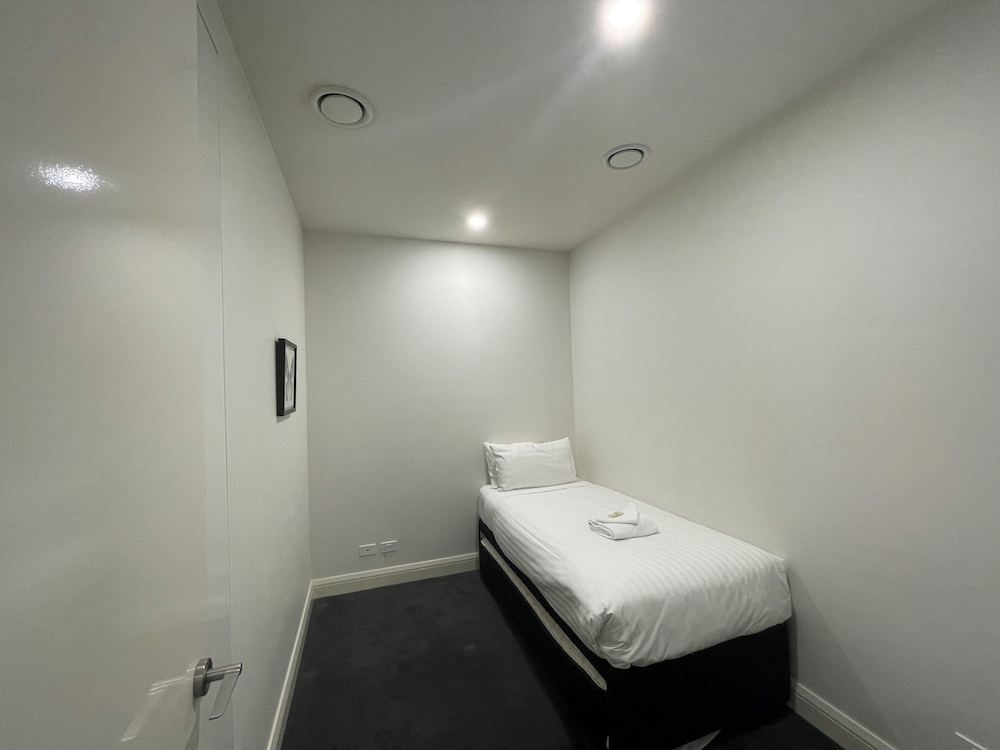 Knightsbridge Canberra 18/61