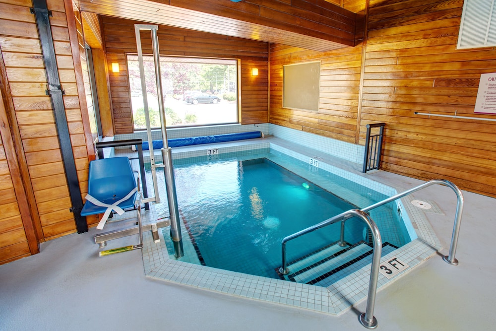 Country Inn and Suites by Radisson, Traverse City, MI 26/46