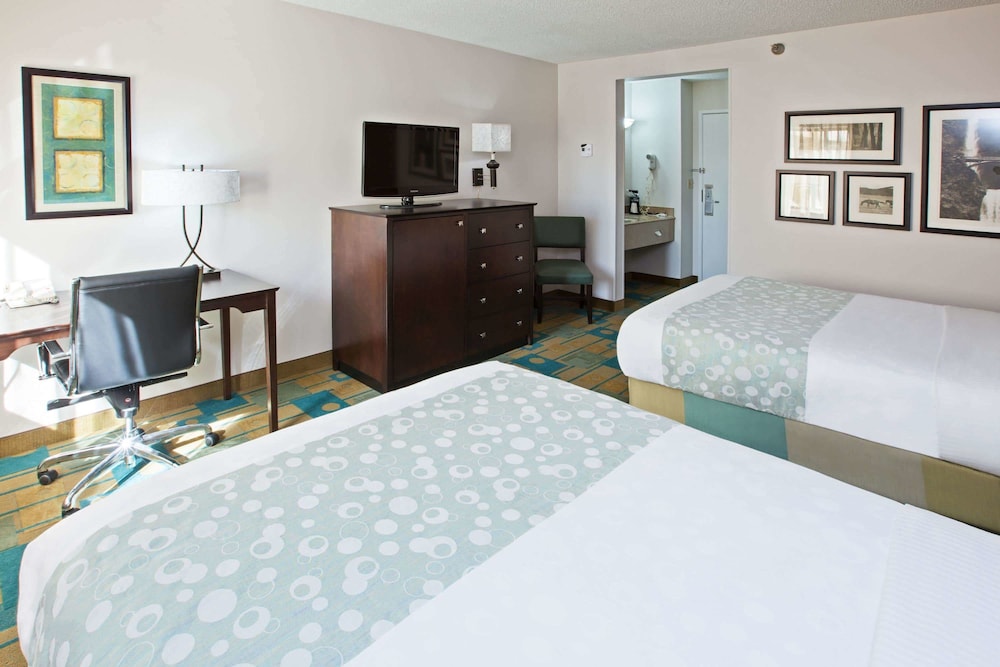 La Quinta Inn & Suites by Wyndham Nashville Airport 12/63
