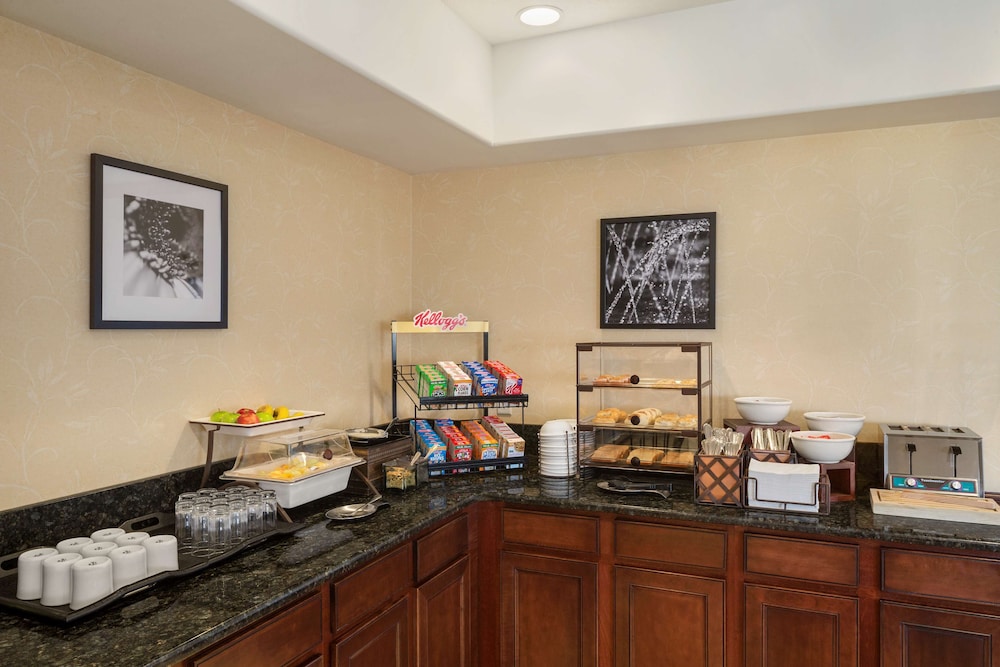 Country Inn Suites By Radisson Bloomington Normal Airport Il 23/29