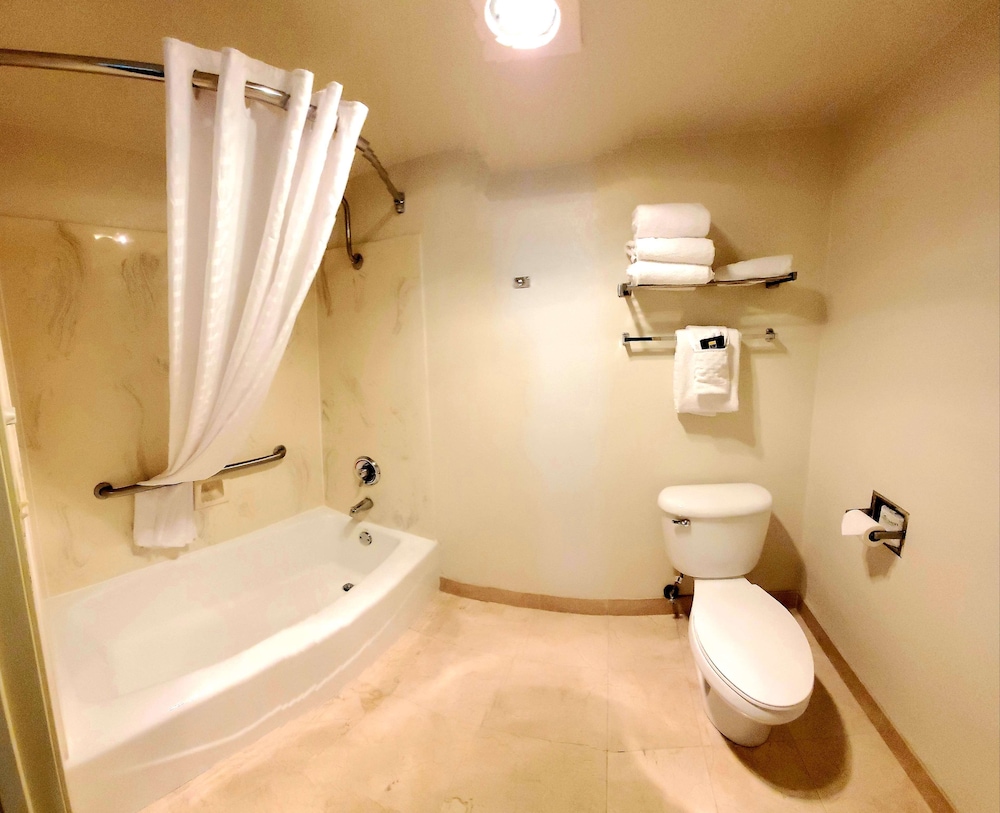 غرفة قياسية كبيرة بسرير كينج، Best Western Plus Northwoods Inn 7/9