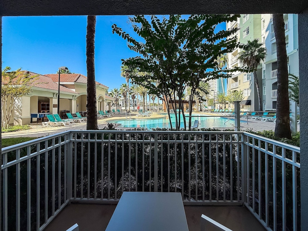 The Point Hotel & Suites 68/75