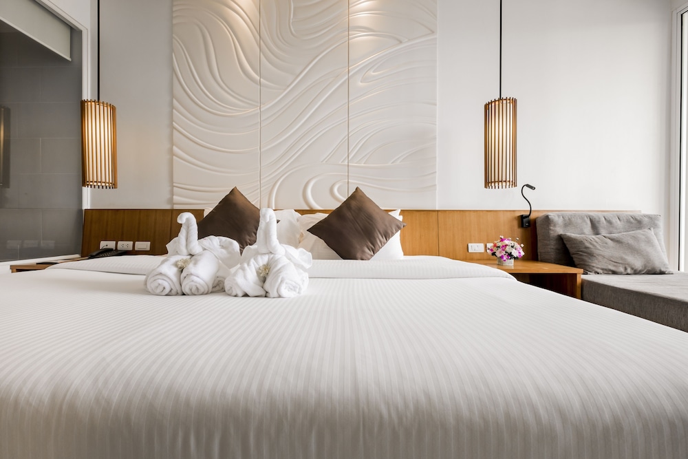 Deluxe, King Bed, Pool View