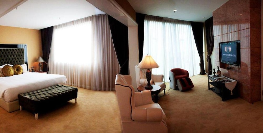 Grand Paragon 18/43
