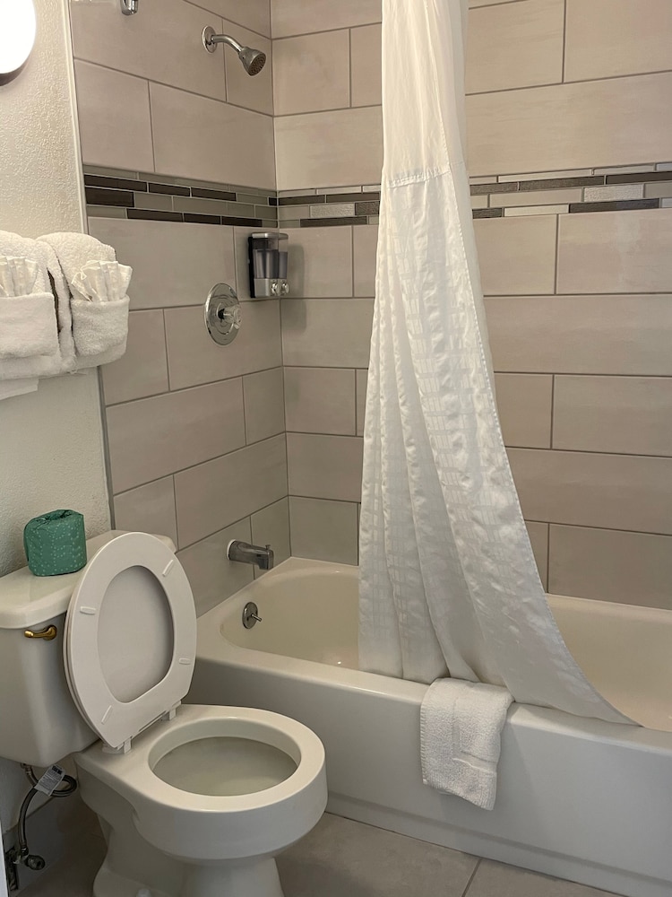Tricove Inn and Suites 15/36