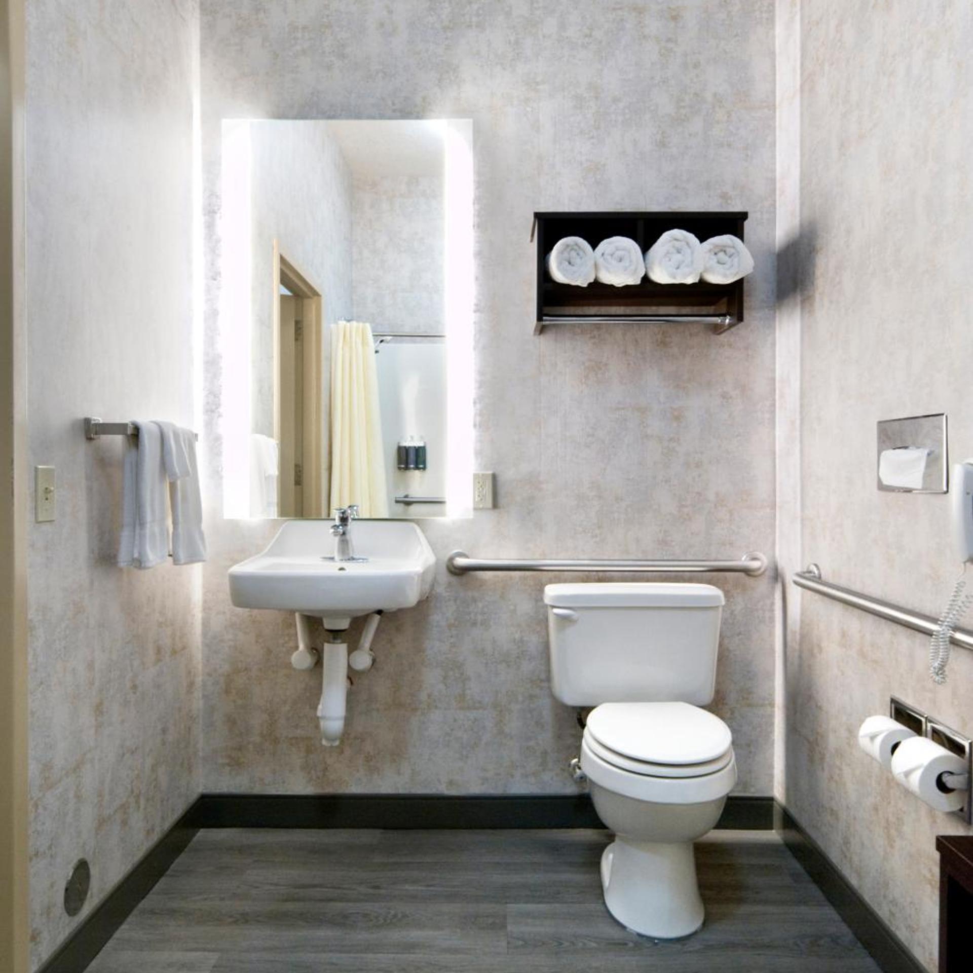 غرفة بسرير كينج لذوي الإعاقة، Clubhouse Hotel Suites Sioux Falls 3/4