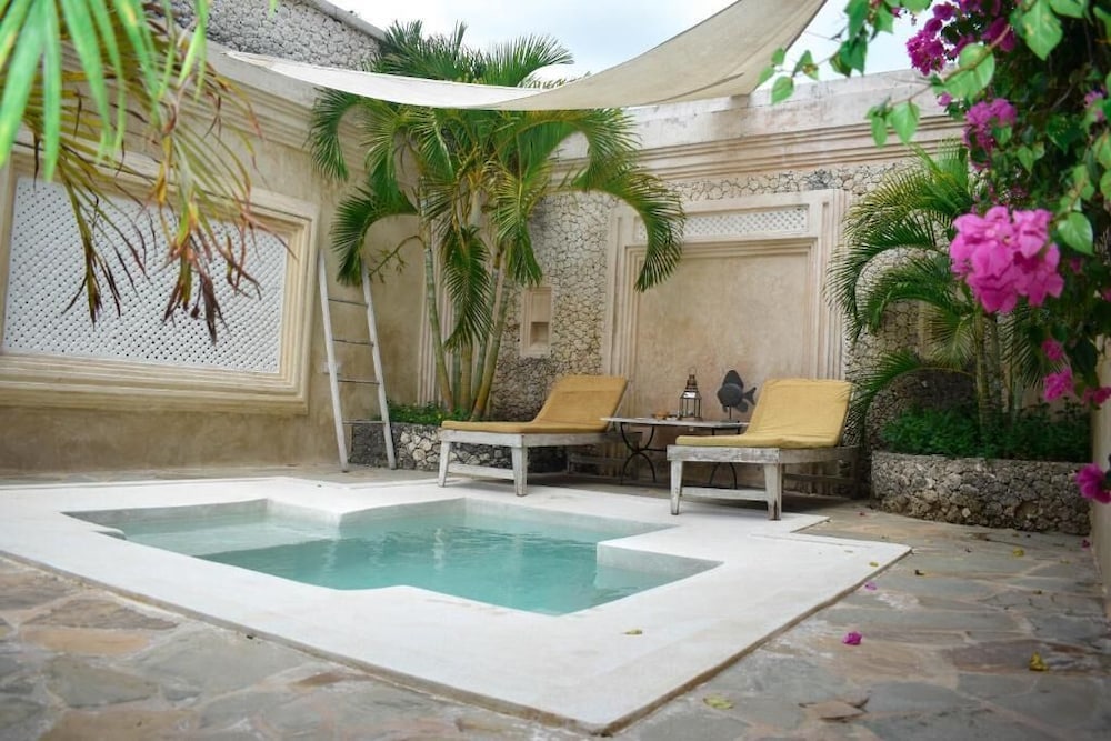 The Villa Luxury Suites Hotel 39/43