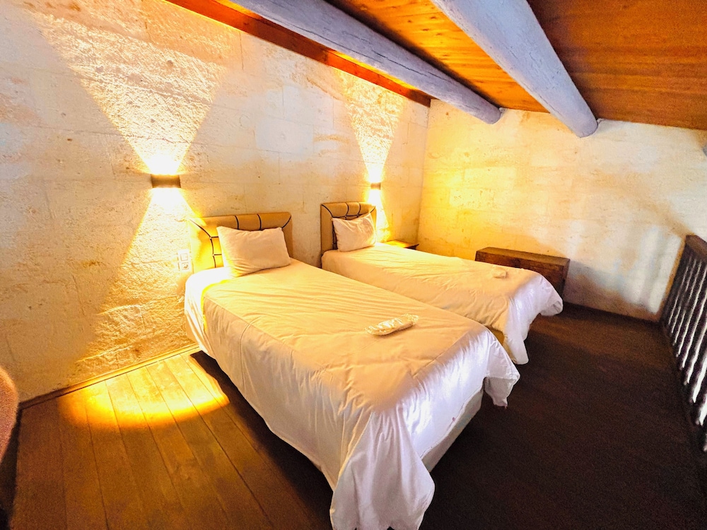 Family, 1 Single and 2 Queen Beds, Valley View, Garden Area، Mozaik Otel 4/8