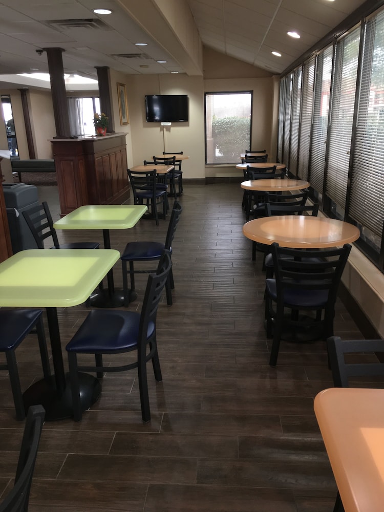 Days Inn By Wyndham Clarksville North 51/63