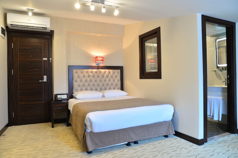 Golden Siyav Hotel 9/75