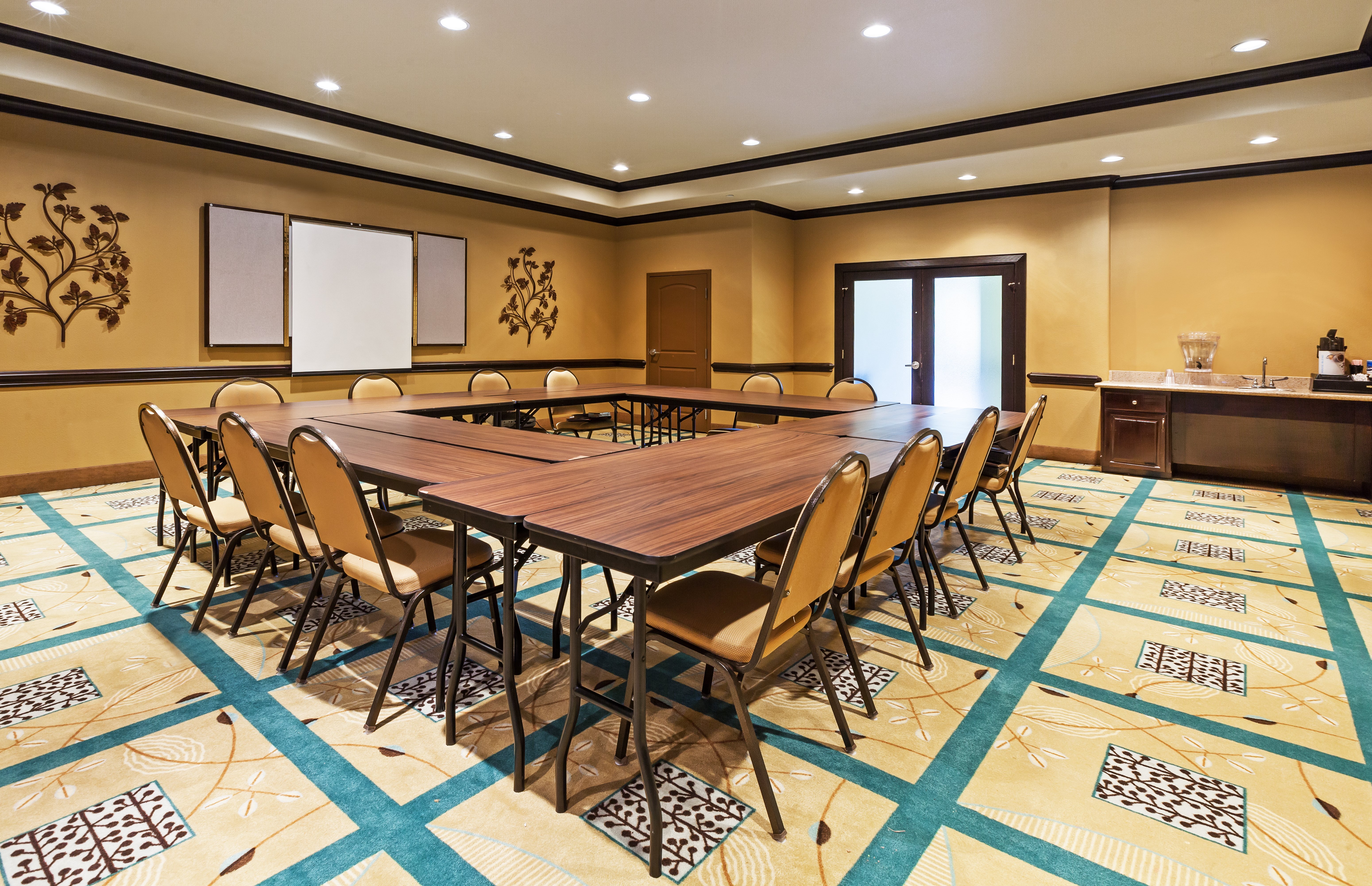 Holiday Inn Express Hotel & Suites Victoria 48/52