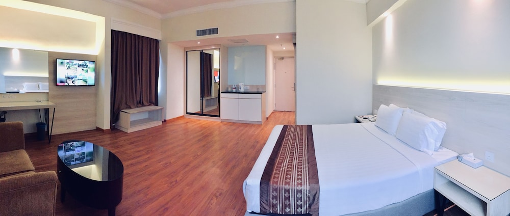 CRYSTAL CROWN HOTEL 28/62