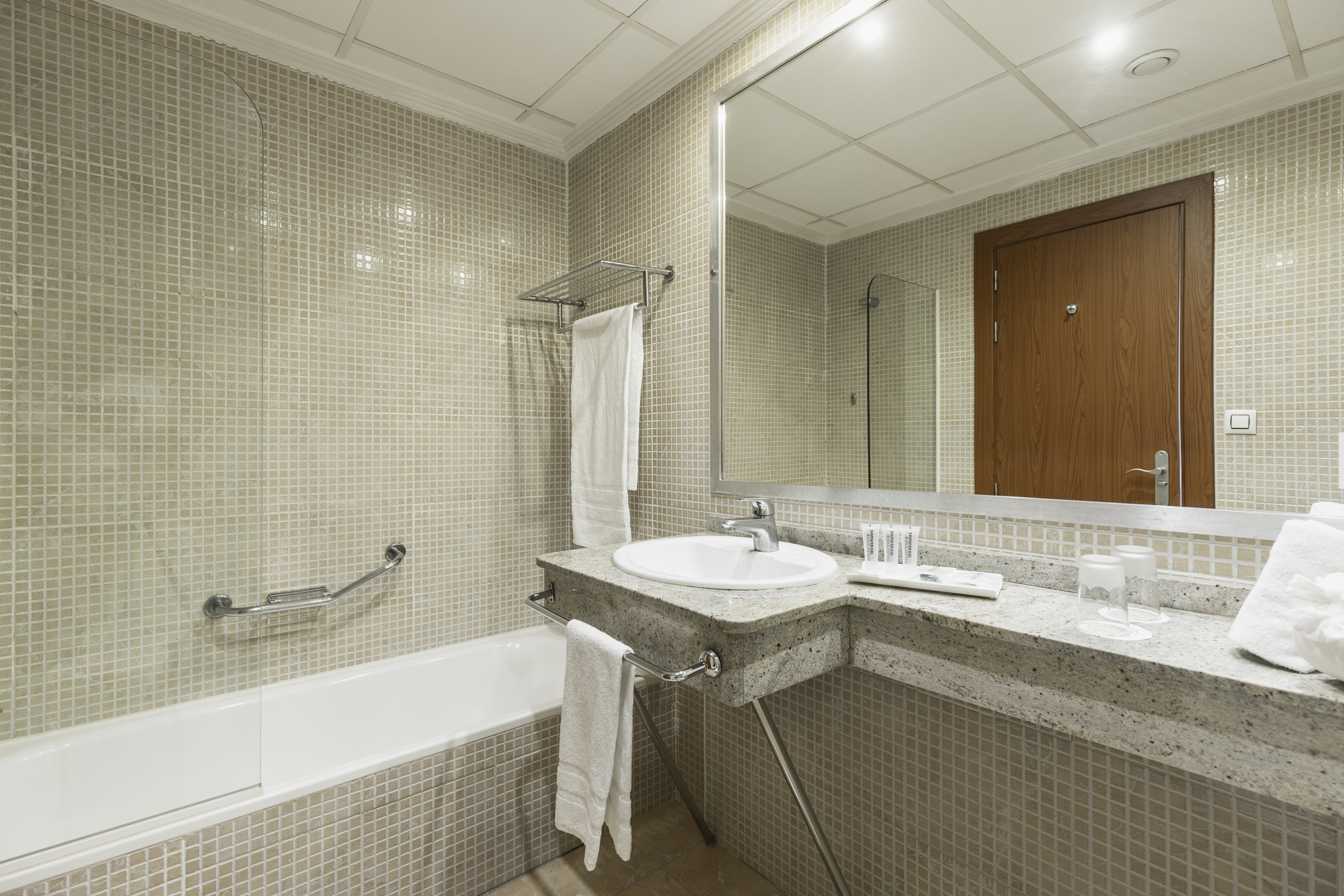 غرفة بسرير كينج بإطلالة على المسبح، Sun Palace Albir and Spa 2/2