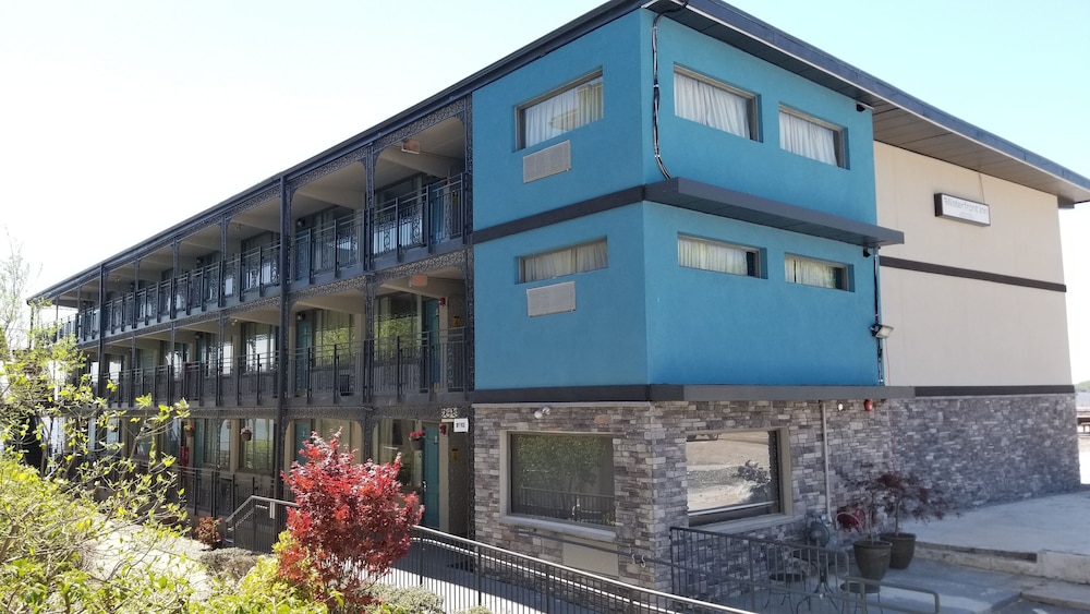 Airport Waterfront Inn 1/59