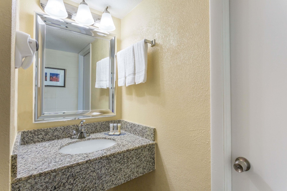Howard Johnson by Wyndham Virginia Beach At The Beach 9/24
