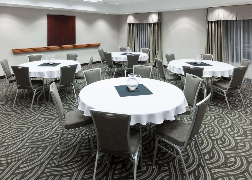 Hampton Inn And Suites Tulare 48/60
