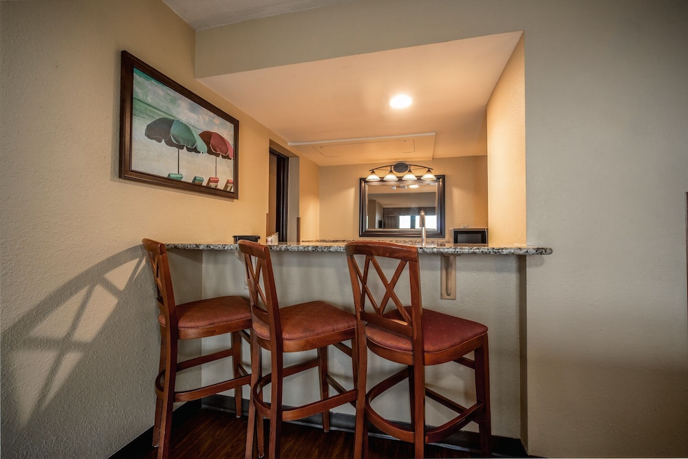 La Quinta Inn & Suites by Wyndham Cocoa Beach Oceanfront 36/54