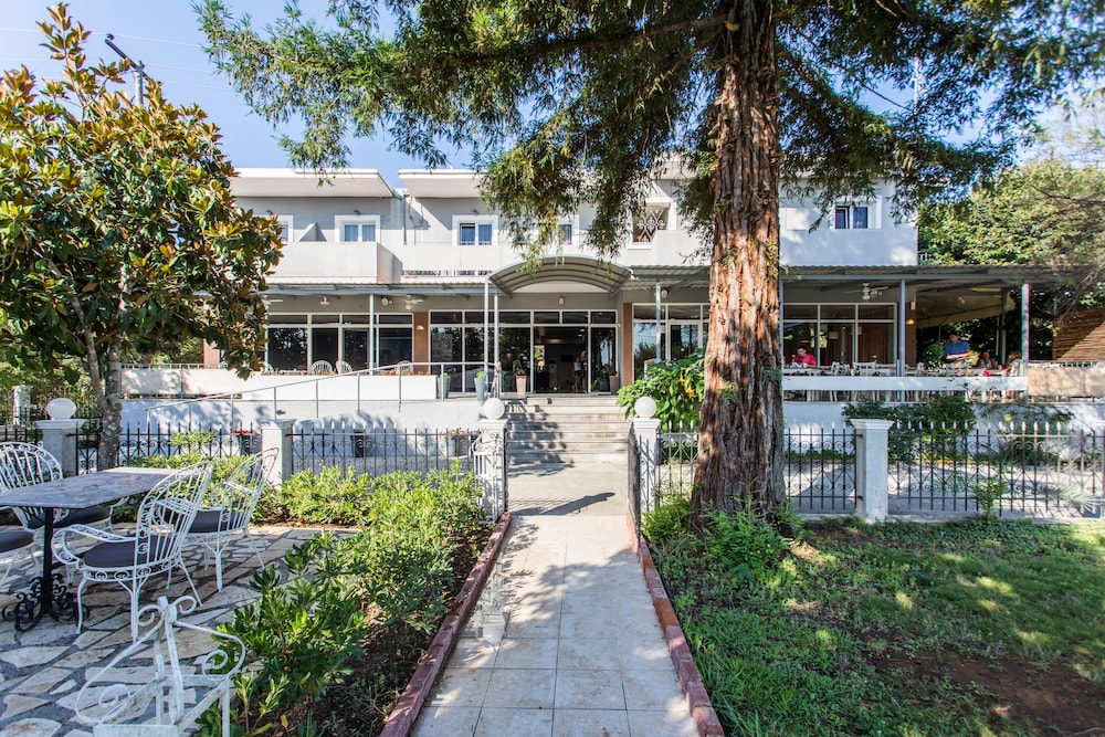 Silver Bay Hotel 2/62