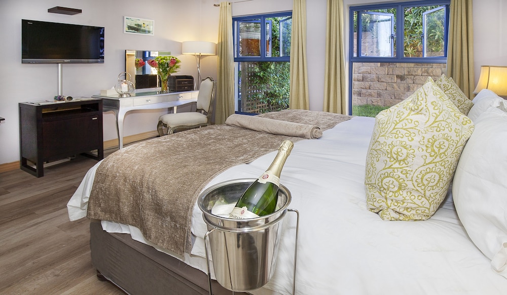 Magellans Hotel 30/50