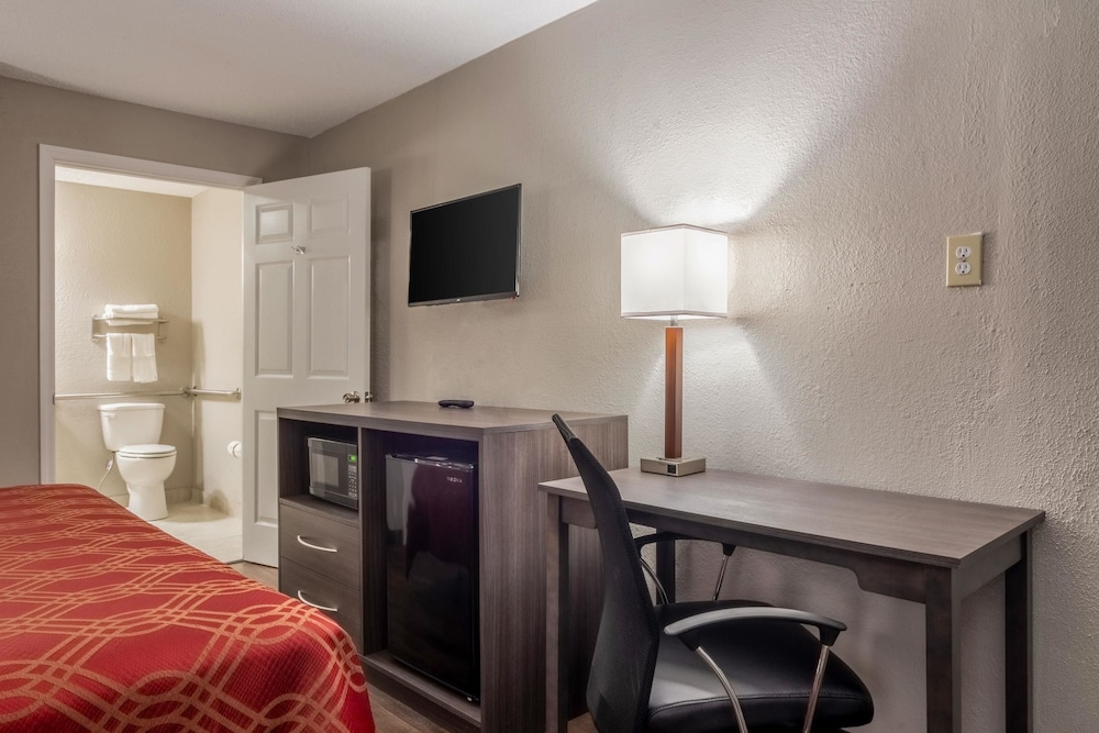 Econo Lodge East Ridge 30/36