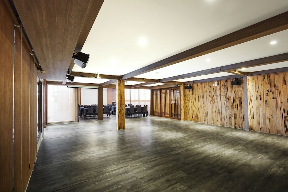 Lan Kwai Fong Garden Hotel 48/66