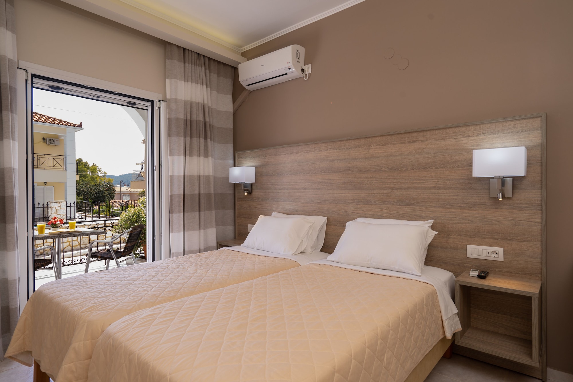 DELUXE, DOUBLE OR TWIN BED