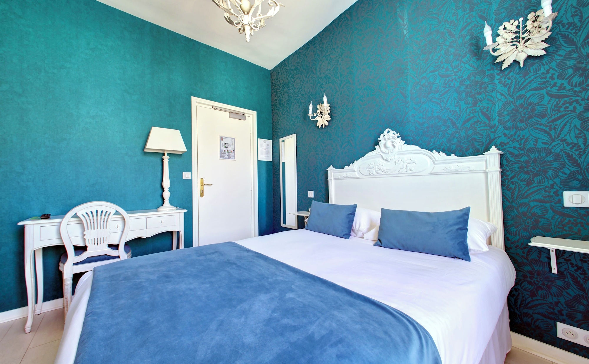 Room, Double Bed, Small, Hotel Du Mail 5/10
