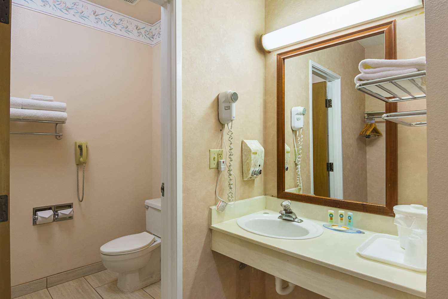 Quality Inn Fresno Yosemite Airport 27/27