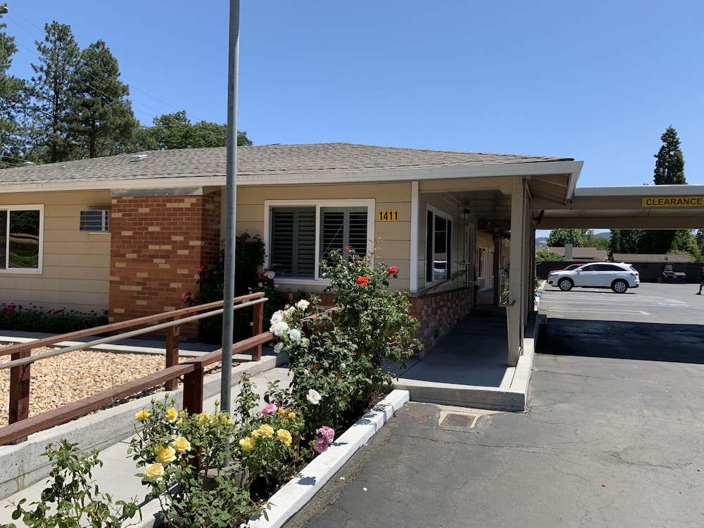 Lark Motel 2/53