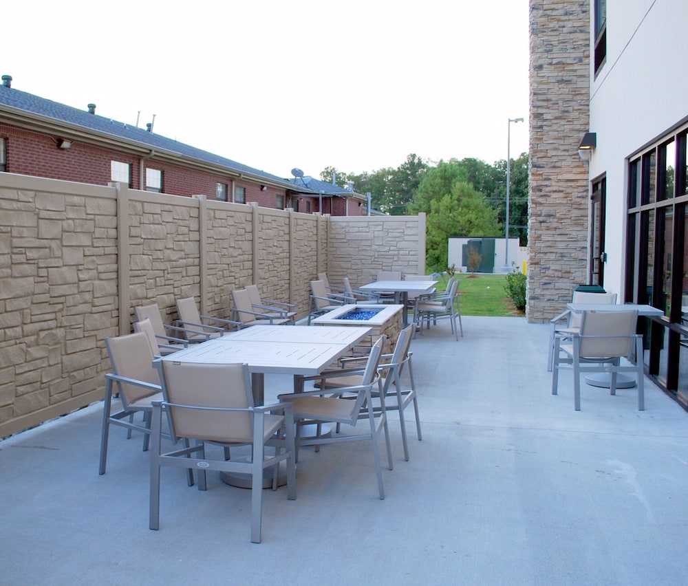 Holiday Inn Express & Suites White Hall 59/72