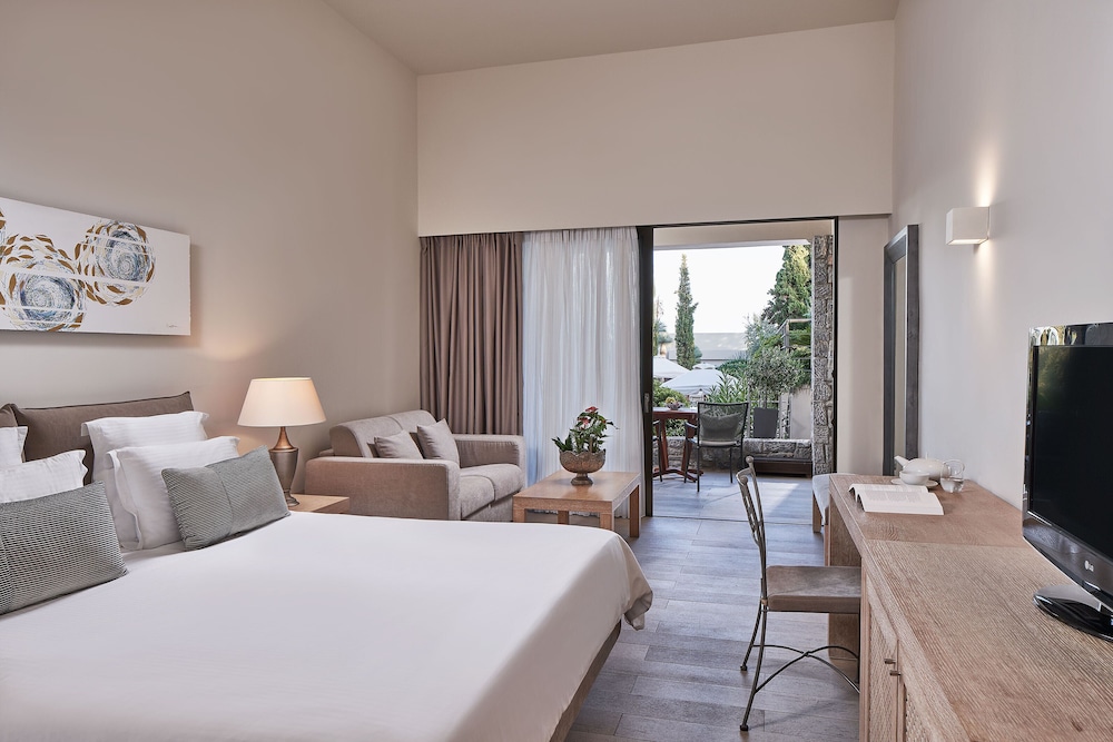 Suite, King Bed, Garden or Pool View, Garden View, Shared Pool