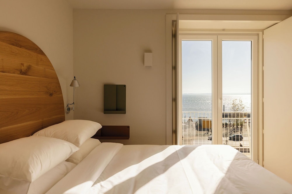 2 BEDROOMS, SUPERIOR, APARTMENT, RIVER VIEW