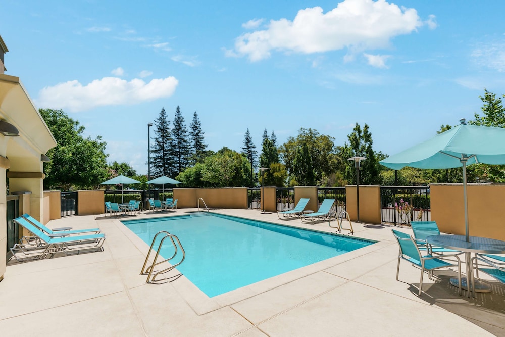 Hampton Inn Suites West Sacramento 4/62