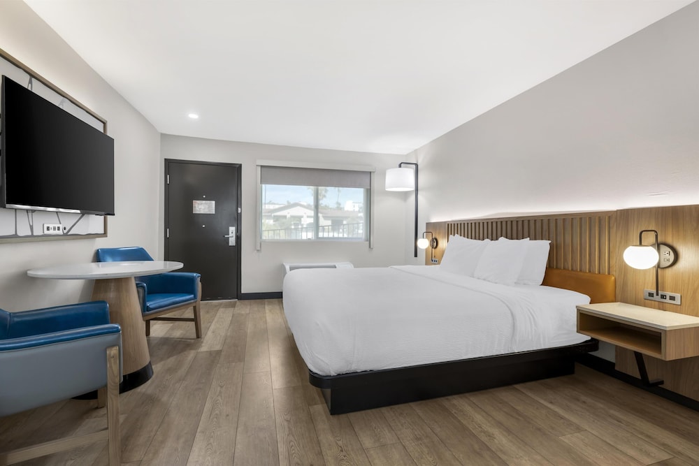 STANDARD, KING BED, ACCESSIBLE