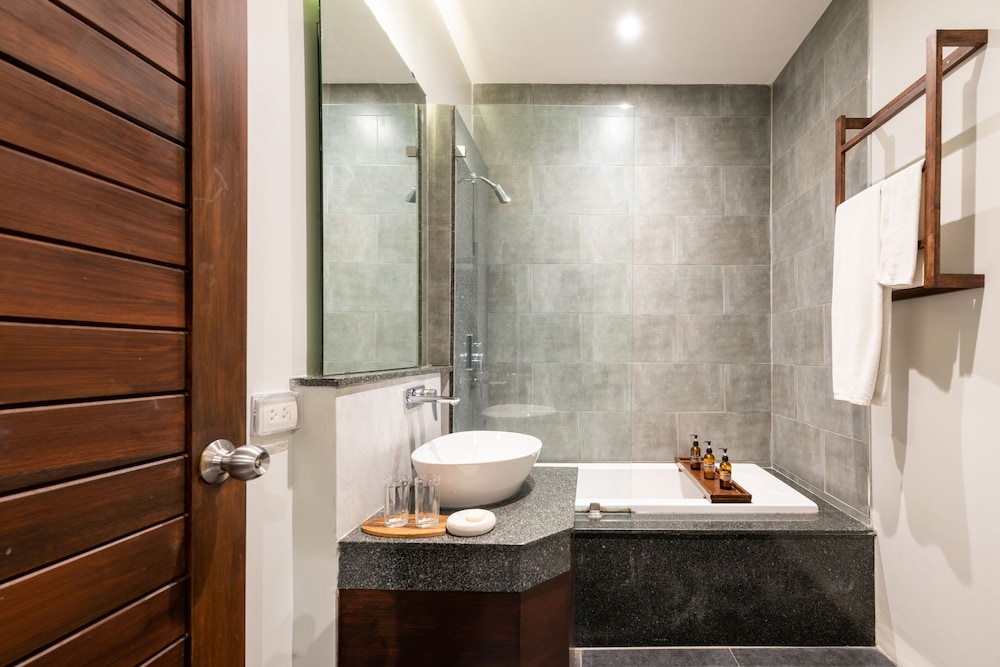 Cherlock Hotel 30/48