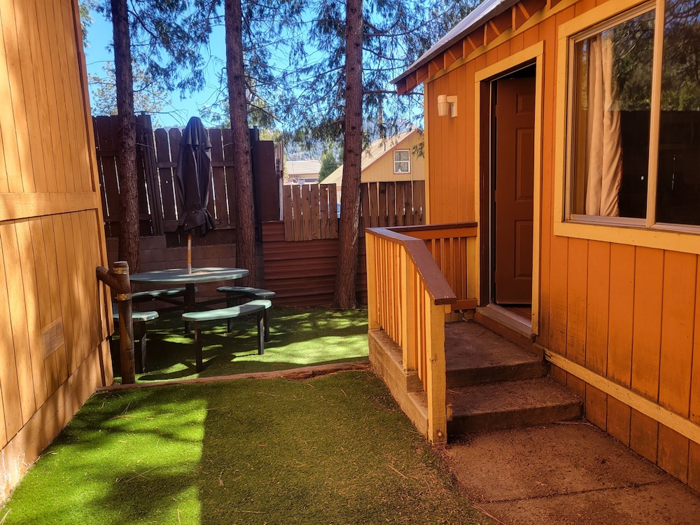 Sleepy Hollow Cabins and Hotel 29/50