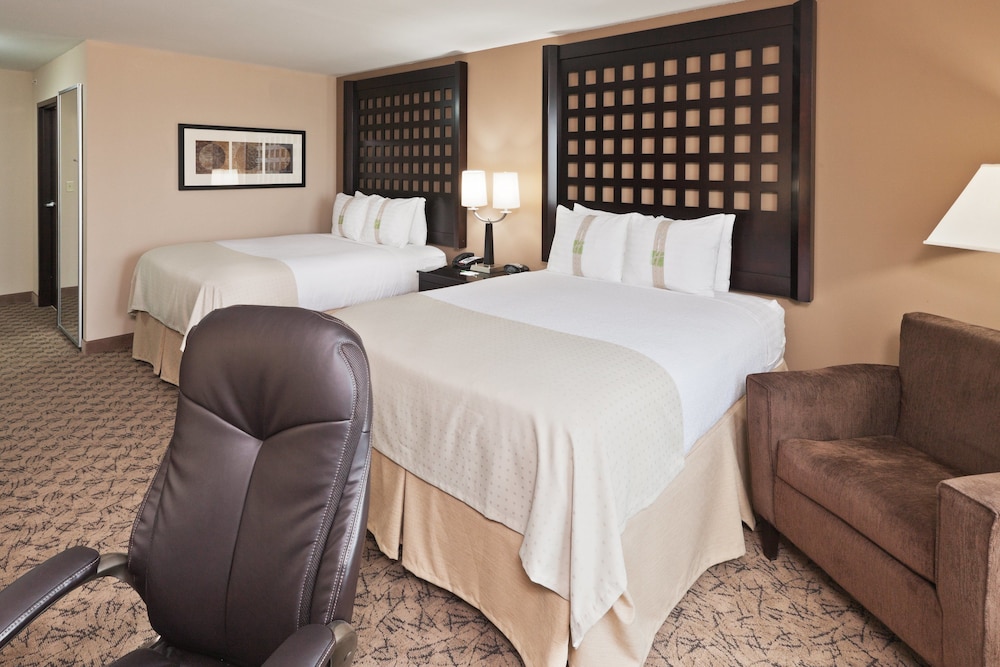 Holiday Inn Hotel & Suites Tulsa South 17/56