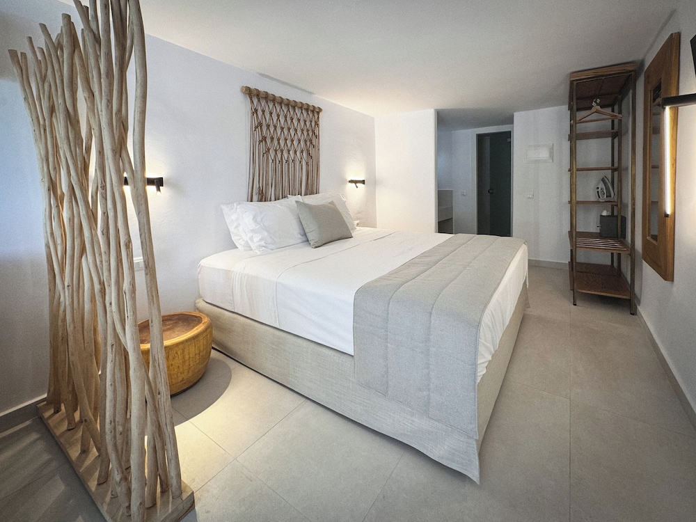 Sofos Suites 12/50