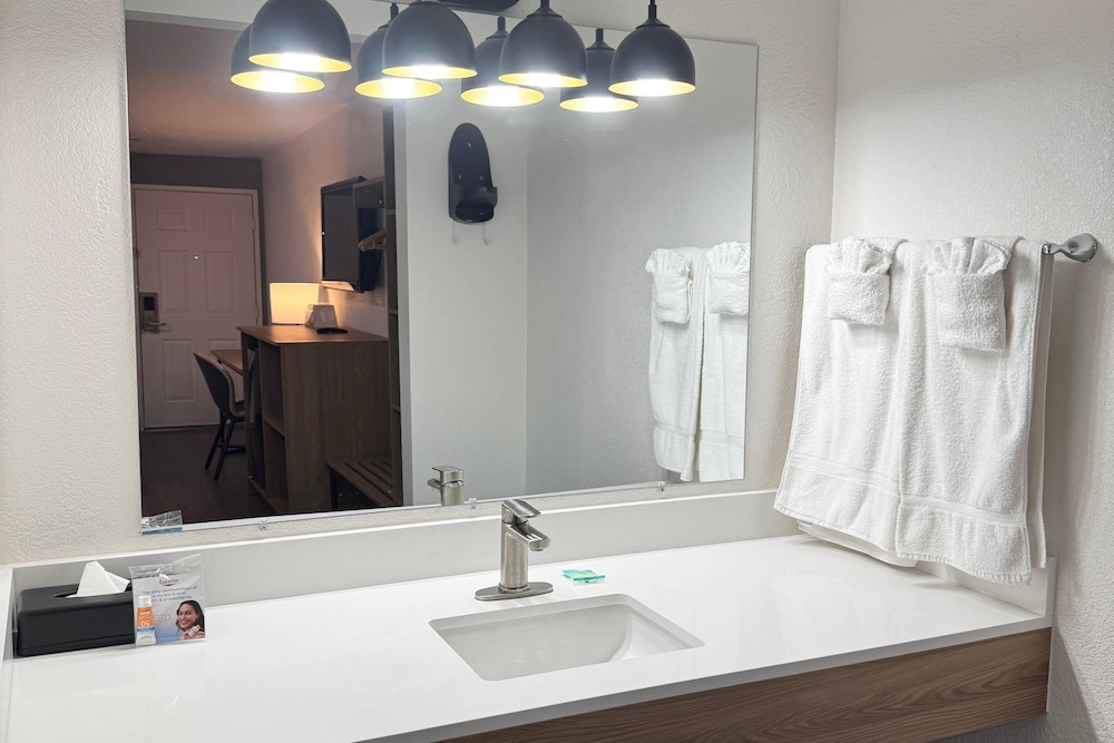 غرفة قياسية بسرير كوين، Rodeway Inn & Suites Rancho Mirage - Palm Desert Area 8/9