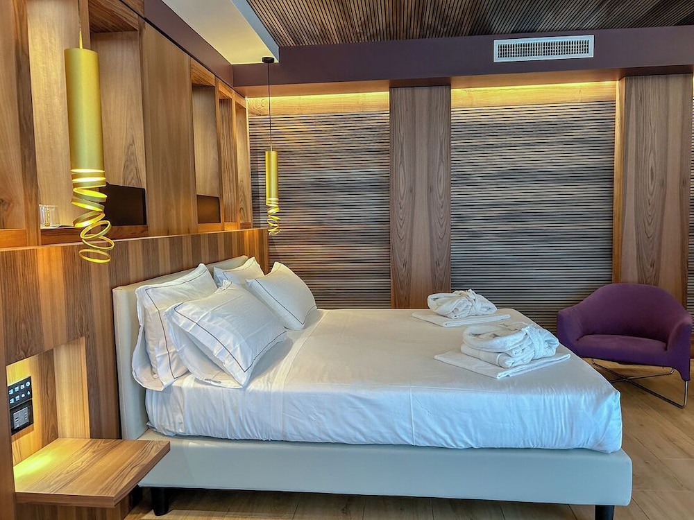 JUNIOR SUITE, PARTIAL LAKE VIEW, HOT TUB