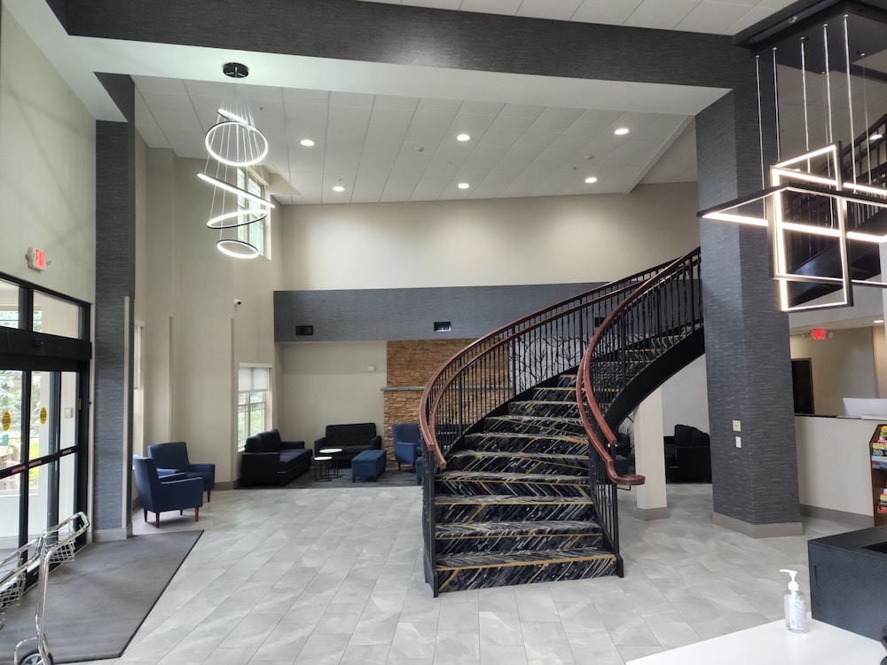 La Quinta Inn and Suites by Wyndham Lake George 6/50