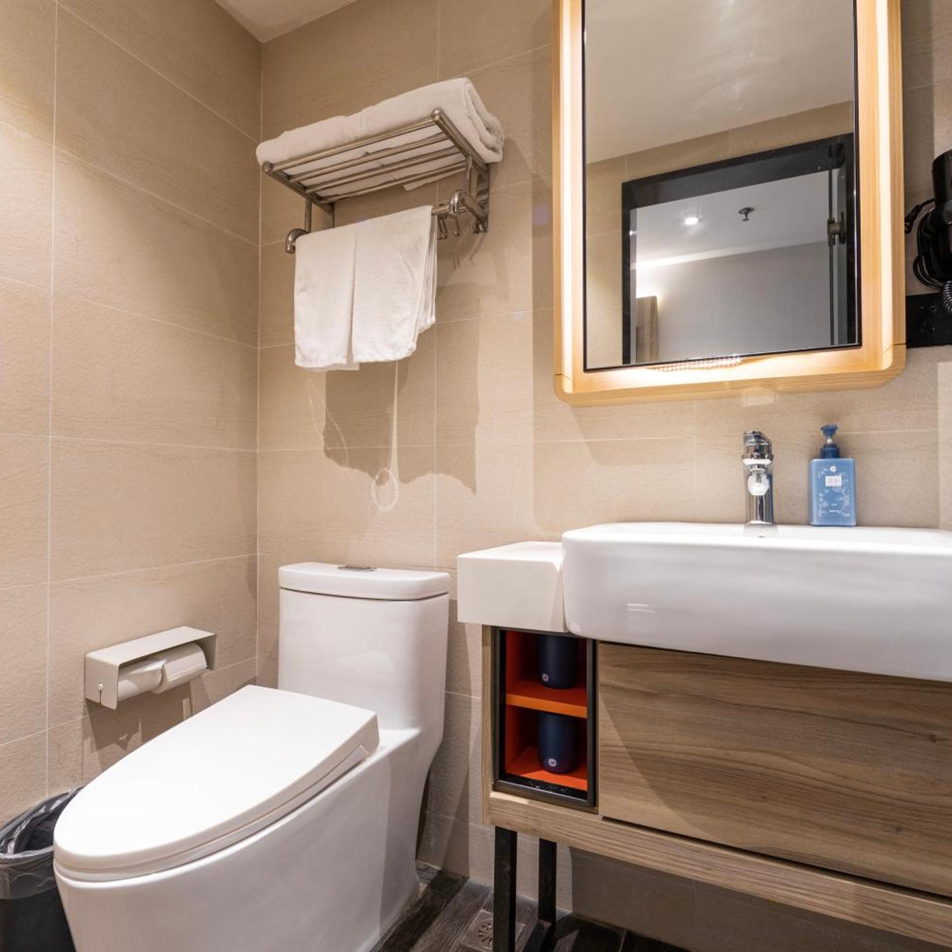 HanTing Premium Hotel (Shanghai Loushanguan Road Subway Station) 42/50