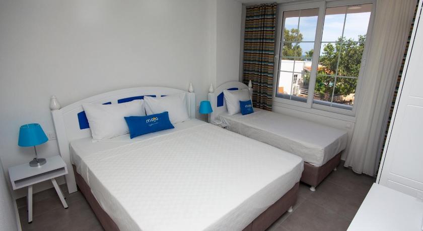 Mojo Otel Beach 3/25
