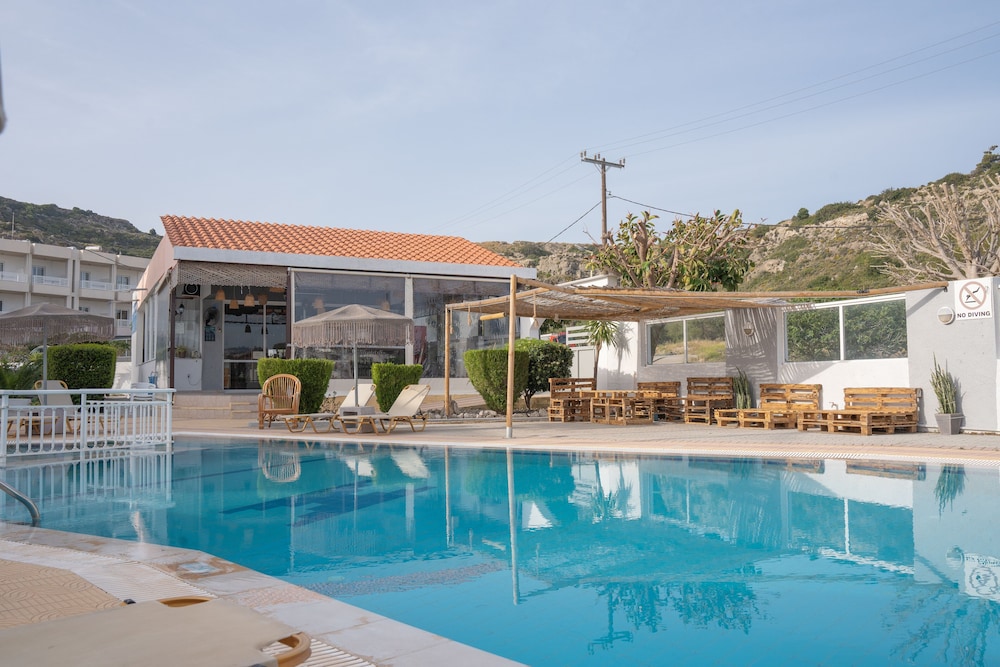 Maroula Blue Studios And Suites 8/70