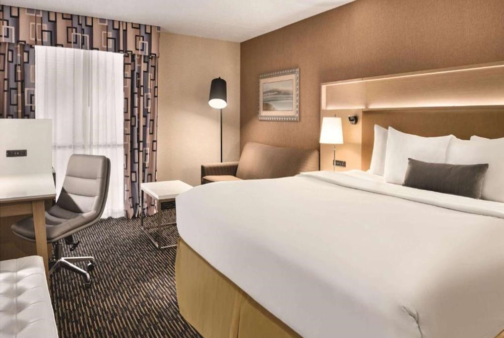 Urbana Hotel and Conference Center 14/35