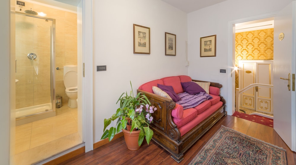 Friendly Venice Suites 27/48